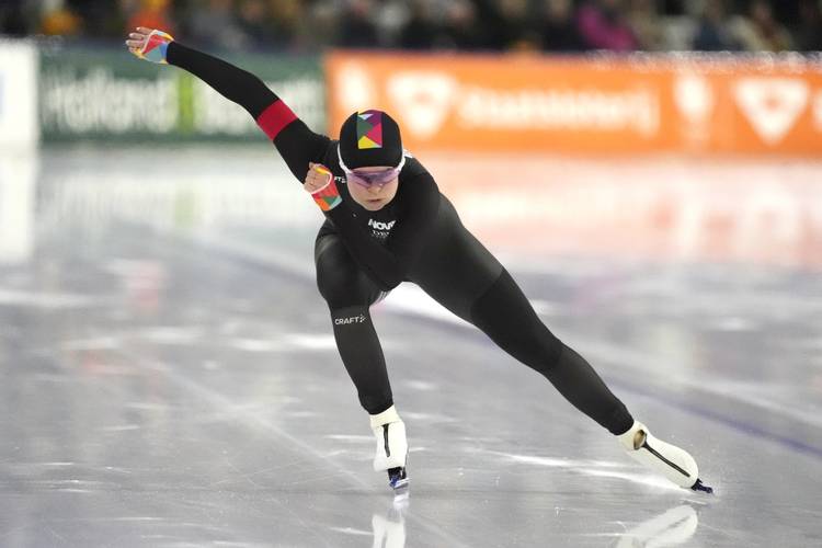 Dione Voskamp op de 500 meter in een lage houding