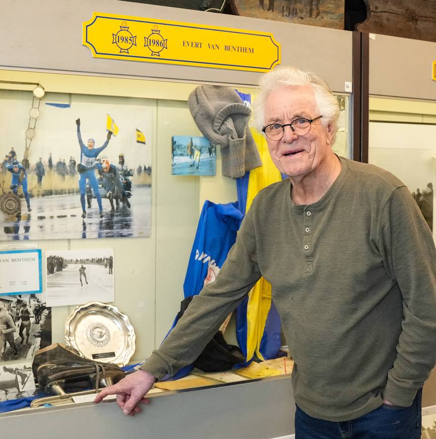 Gauke Bootsma bij de vitrine die gewijd is aan de held van 1985 en 1986: Evert van Benthem