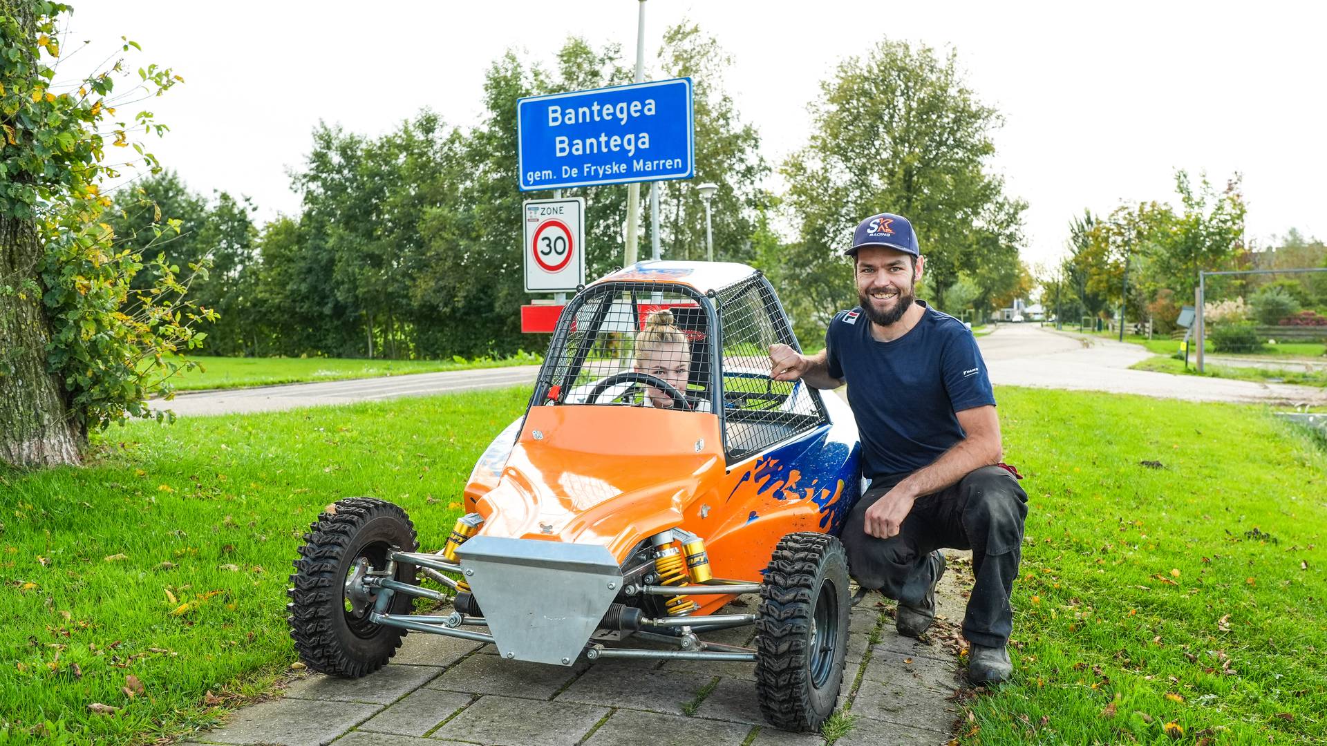 Sjinkie Knegt met buggy-zoon Melle