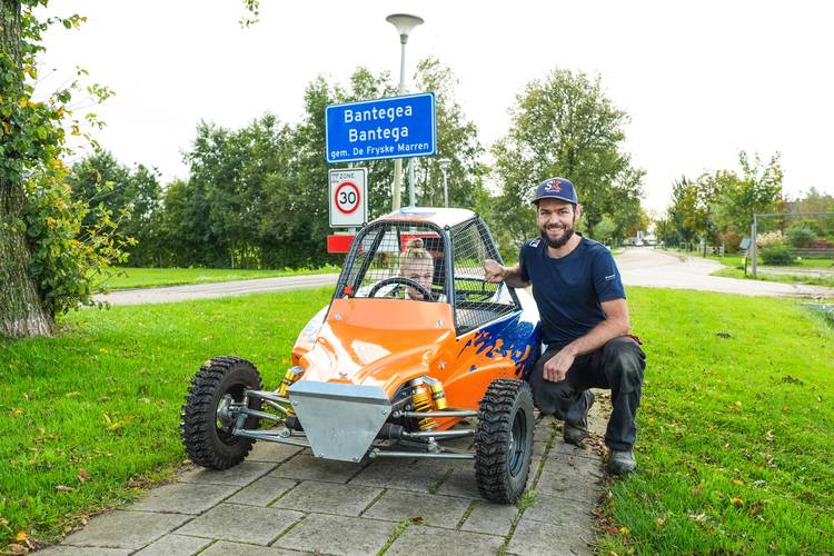 Sjinkie Knegt met buggy-zoon Melle