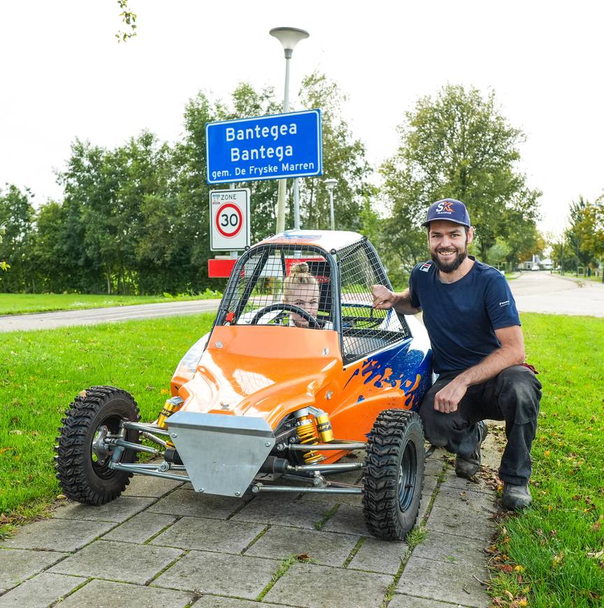 Sjinkie Knegt met buggy-zoon Melle