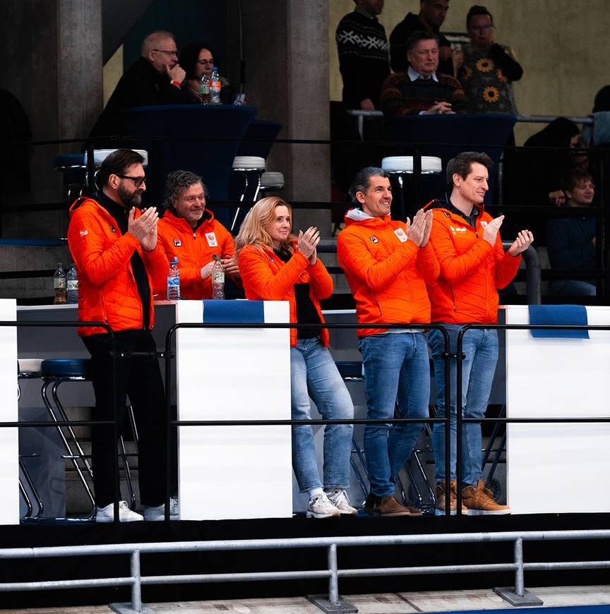 De sponsors van TeamNL zijn getuige van de winst van Xandra en vieren dat mee.