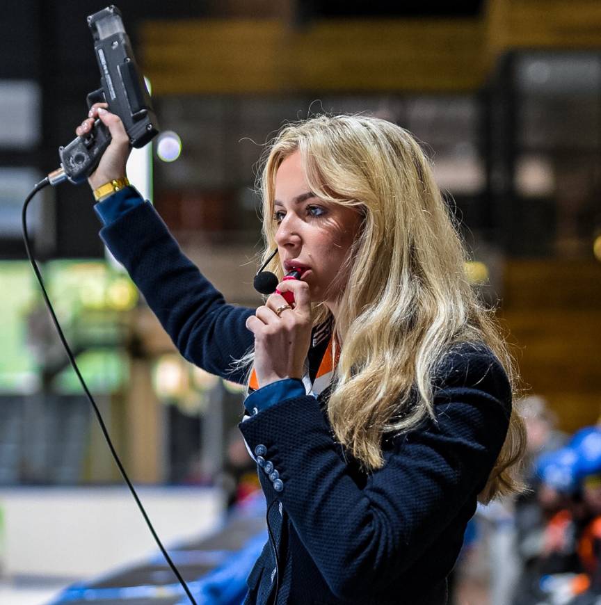 Viviënne de Jong met het pistool in haar handen om een shorttrackwedstrijd starten.