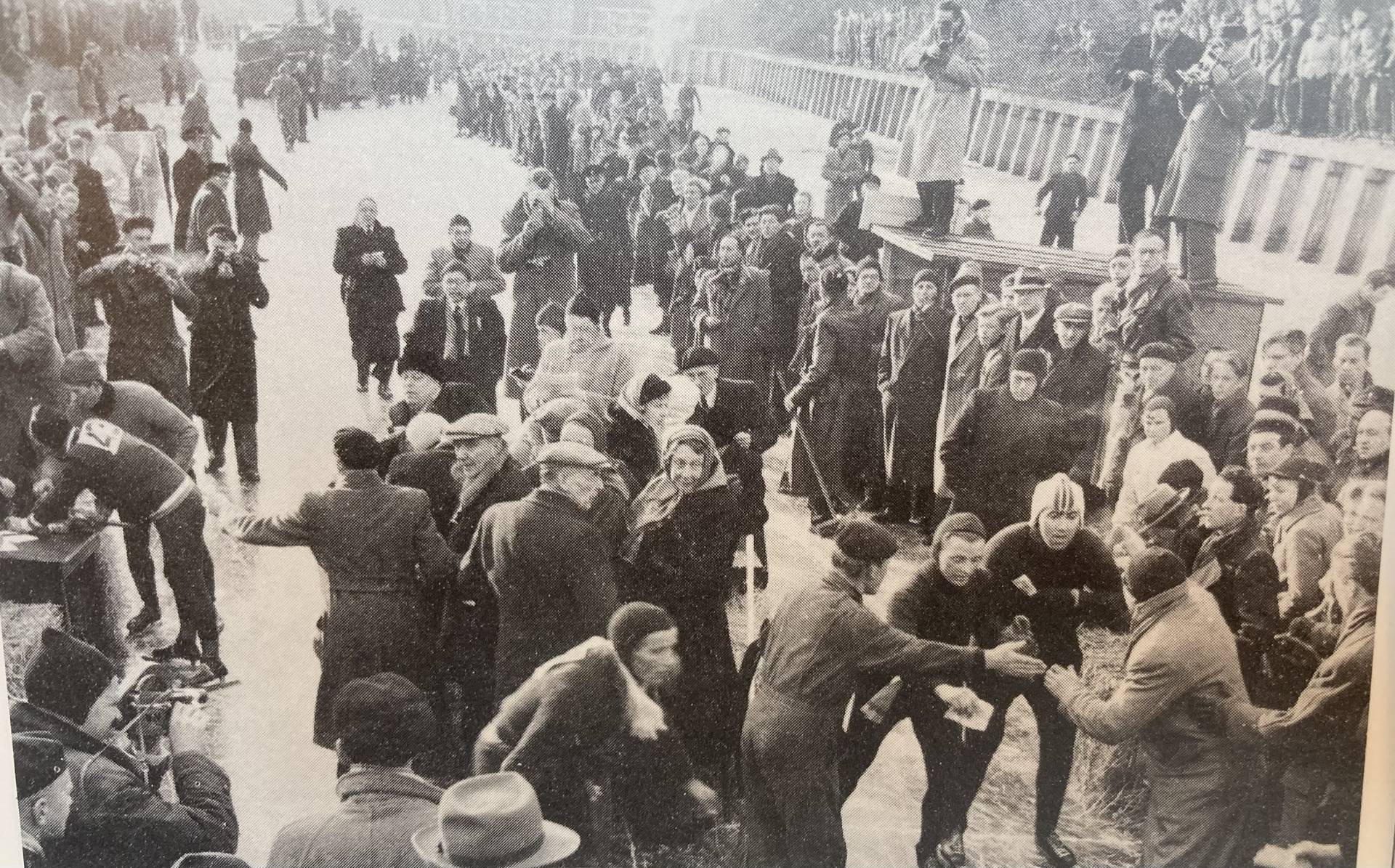 Stempeldrukte in Harlingen (rechts Jeen van den Berg)