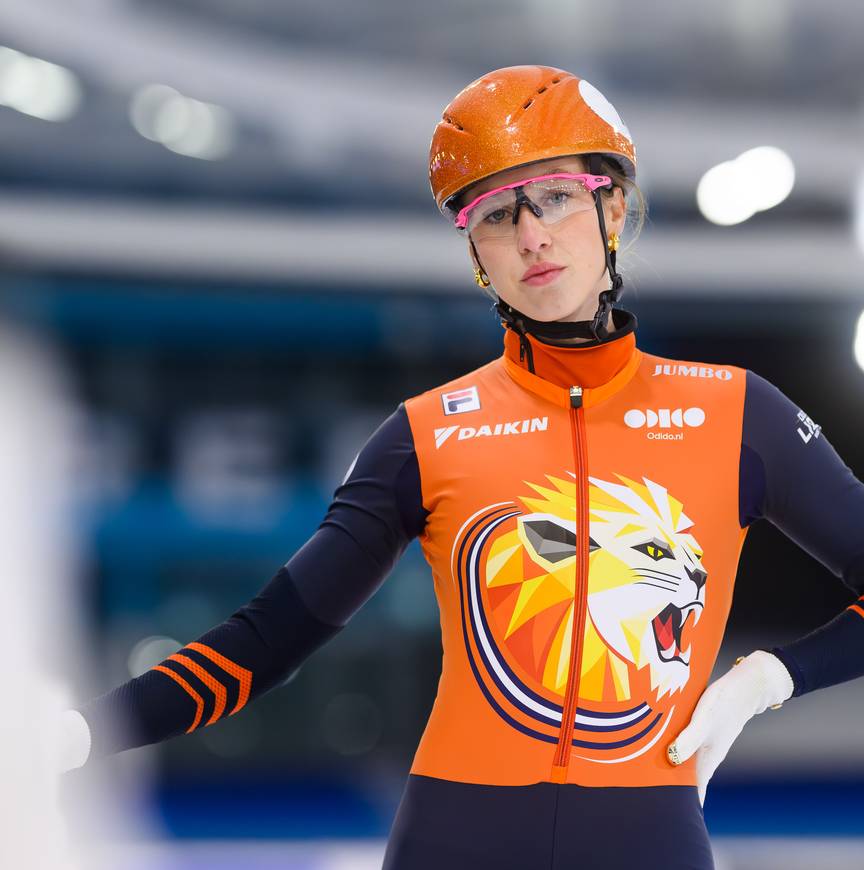 Suzanne Schulting toont het nieuwe World Tour-pak