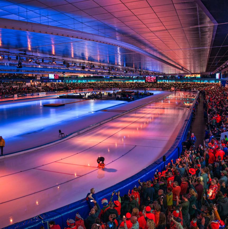 Thialf donker met licht internationaal evenement.jpg