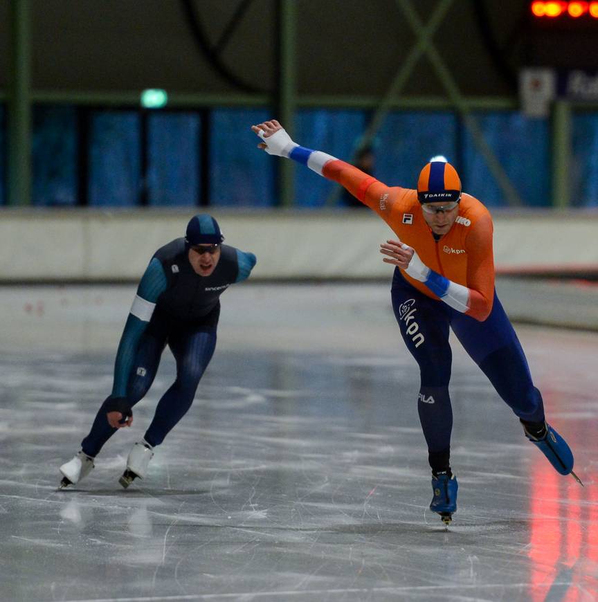 Michiel Wienese passeert zijn tegenstander op de kruising van het WK Masters in Enschede