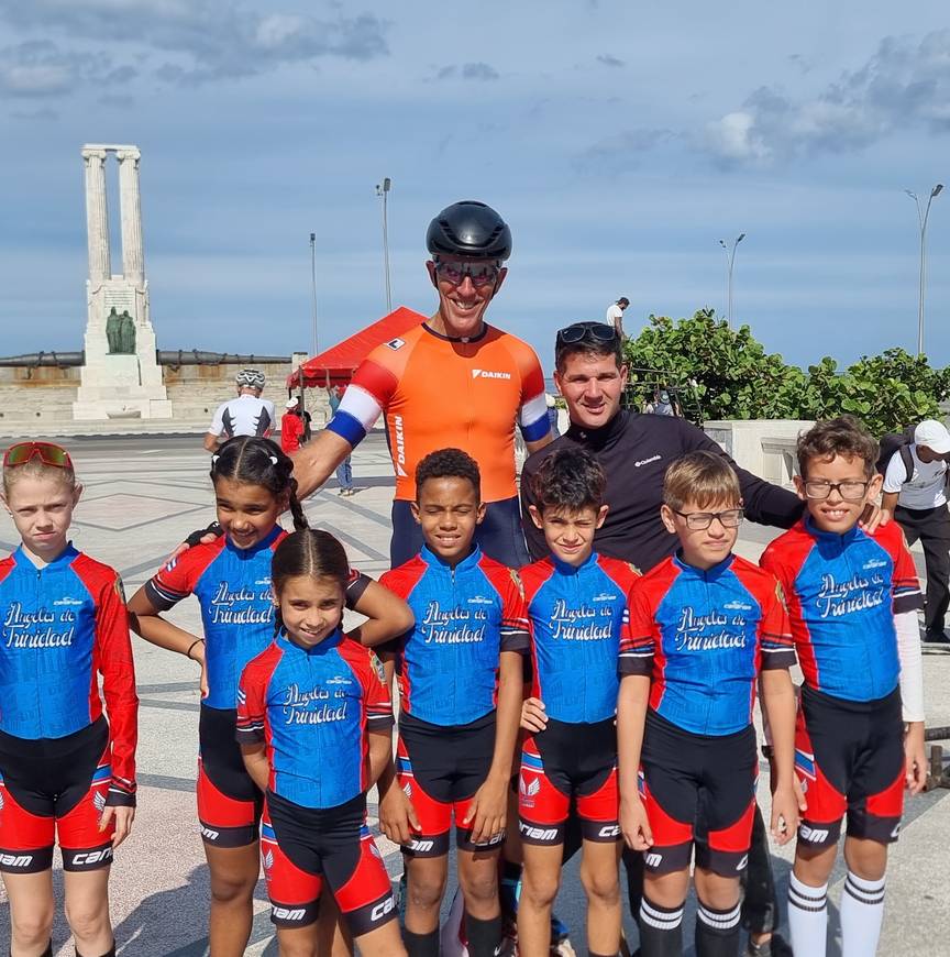 René de Klein omringd met kinderen van de lokale skeelervereniging.