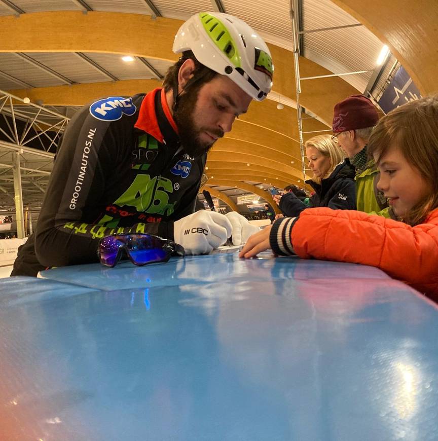 Sjinkie Knegt deelt handtekening uit na marathon Haarlem