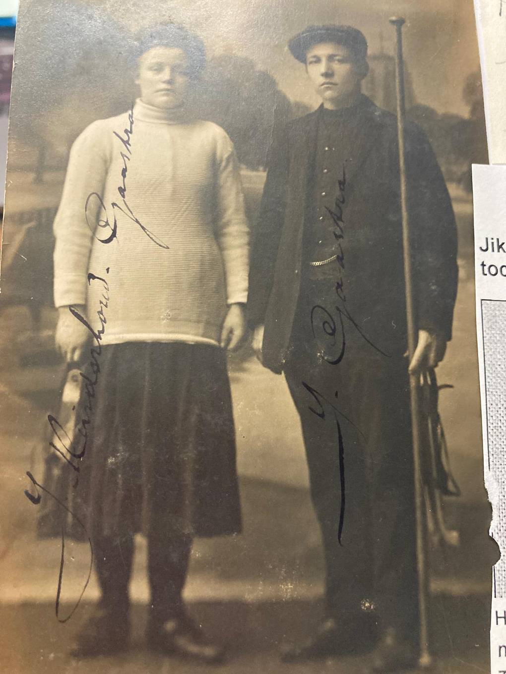 Jikke Gaastra met haar broer Jelle bij de Elfstedentocht 1912