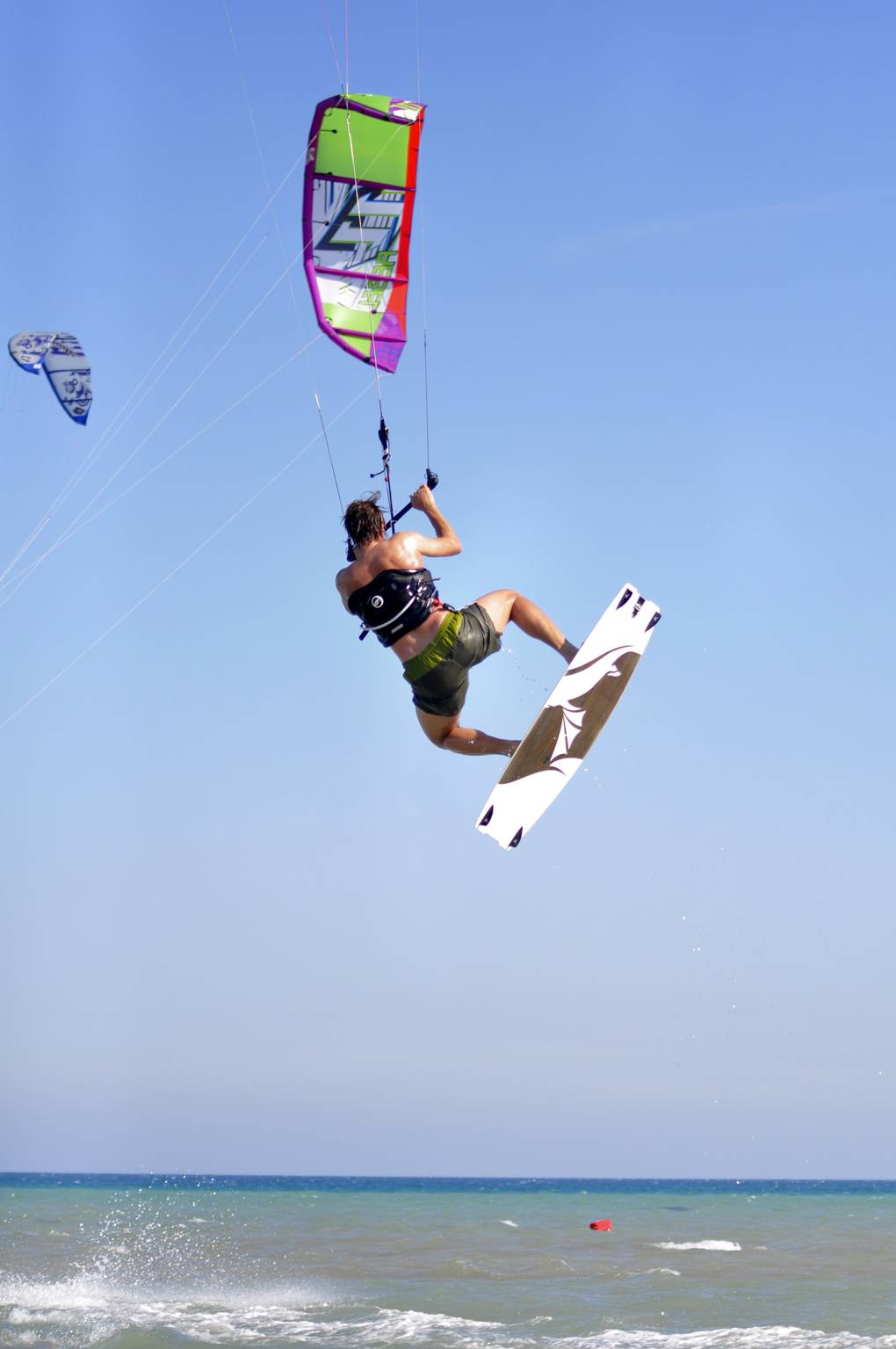 Michiel Wienese staat niet altijd op het ijs, hier is hij aan het kitesurfen in Egypte.