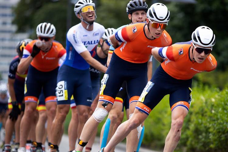 Ronald (r) en de achter hem rijdende Christian Haasjes bepalen het tempo tijdens de marathon.