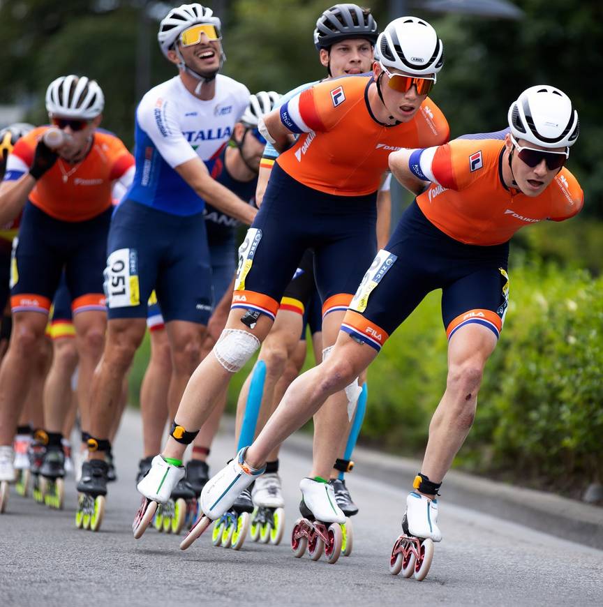 Ronald (r) en de achter hem rijdende Christian Haasjes bepalen het tempo tijdens de marathon.