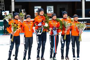 De winnaars van het NK Shorttrack poseren voor de foto