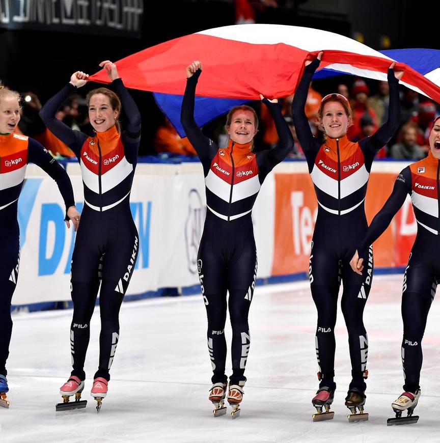 EK-goud op de relay, toen nog met Lara van Ruijven (tweede van links), naast Yara.