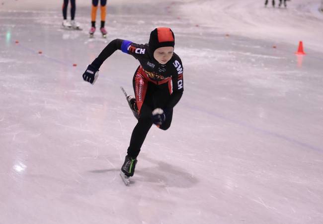 Maud Blokhorst schaatst haar eerste officiële wedstrijd bij IJsch in Haaksbergen.