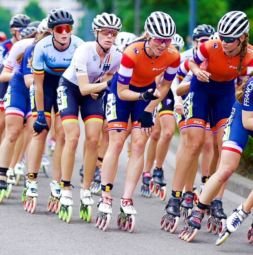 Groenewoud licht teamgenote Bente Kerkhof in over haar pijnlijke pols.