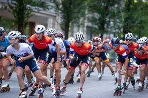 Marijke Groenewoud in het peloton.