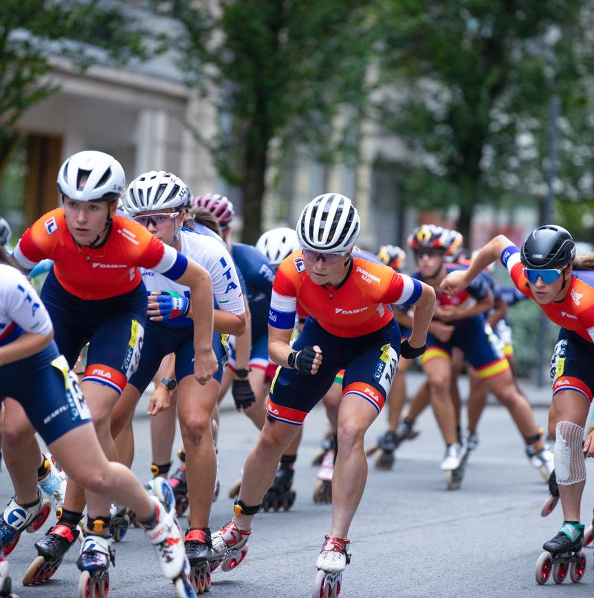 Marijke Groenewoud in het peloton.