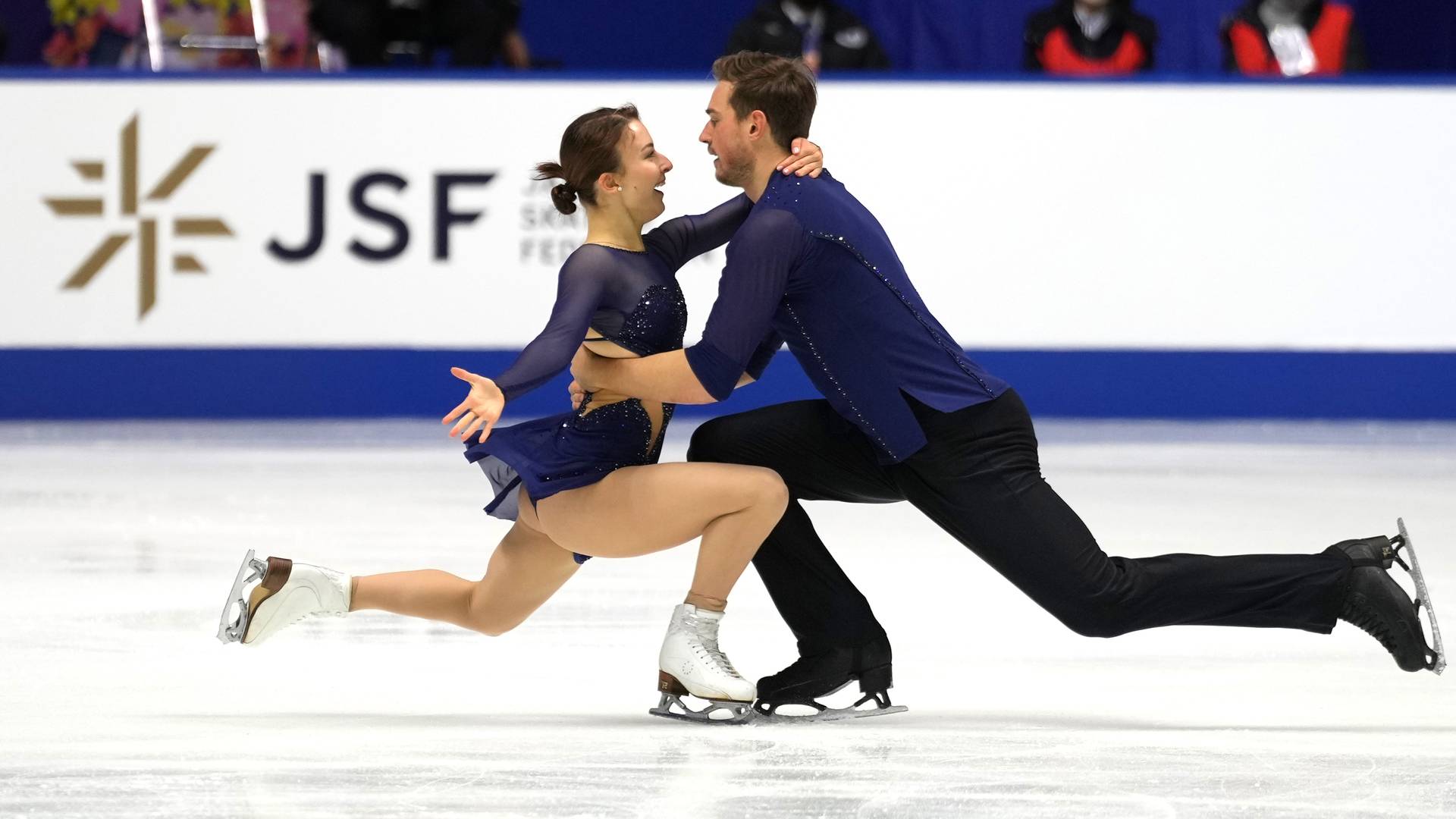 Daria Danilova en Michel Tsiba dansen op het ijs