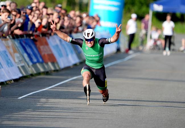 Stefan Westenbroek komt juichend over de finish