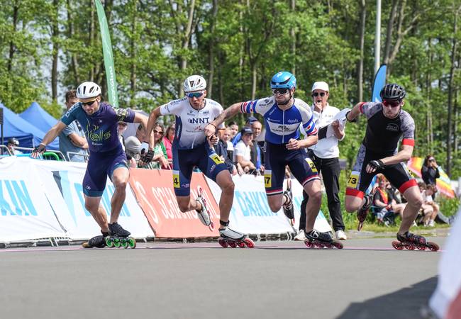 Vijf rijders starten aan de race tijdens het Daikin NK Inlineskaten in Rotterdam