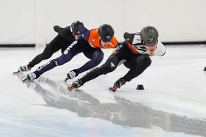 Hwang Dae-heon traint in Thialf met Jens van 't Wout