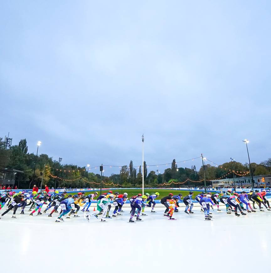 Het peloton met de vrouwenbeloften bij de eerste marathonwedstrijd van het seizoen