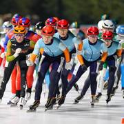 De vrouwen van Wokke Vastgoed zijn mooi gegroepeerd in het peloton