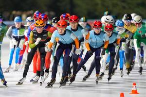 De vrouwen van Wokke Vastgoed zijn mooi gegroepeerd in het peloton