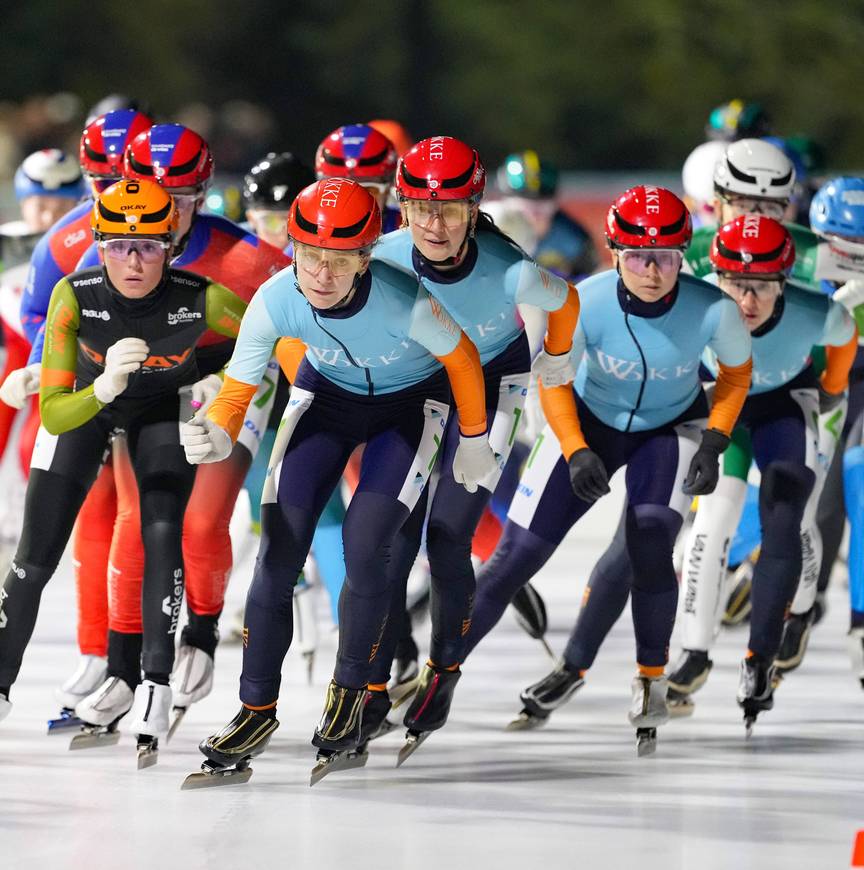 De vrouwen van Wokke Vastgoed zijn mooi gegroepeerd in het peloton