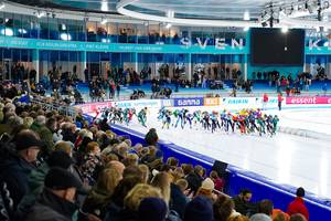 Het vrouwenpeloton in Thialf