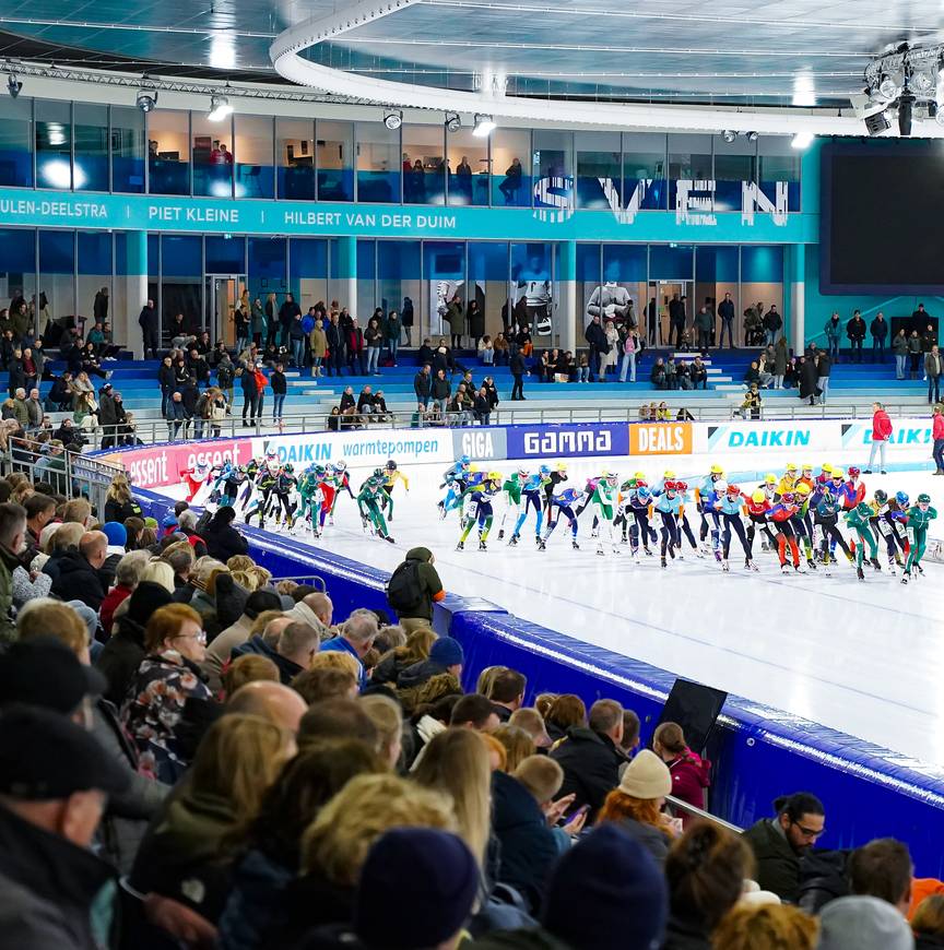 Het vrouwenpeloton in Thialf