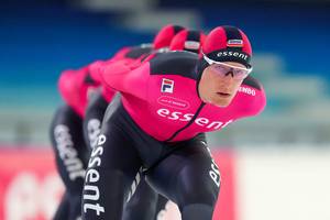 Beau Snellink in het nieuwe magentakleurige pak van Team Essent