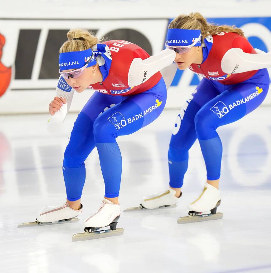 Joy Beune en Robin Groot in de vernieuwde schaatspakken