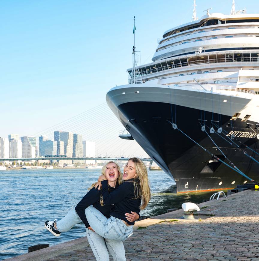 Joy Beune en Robin Groot samen lachend voor de Holland America Line.