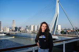 Pien Hersman met uitzicht op de Erasmusbrug (Rotterdam)