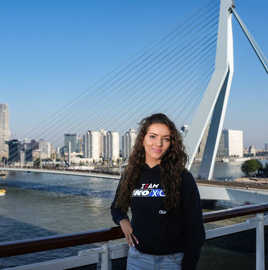 Pien Hersman met uitzicht op de Erasmusbrug (Rotterdam)