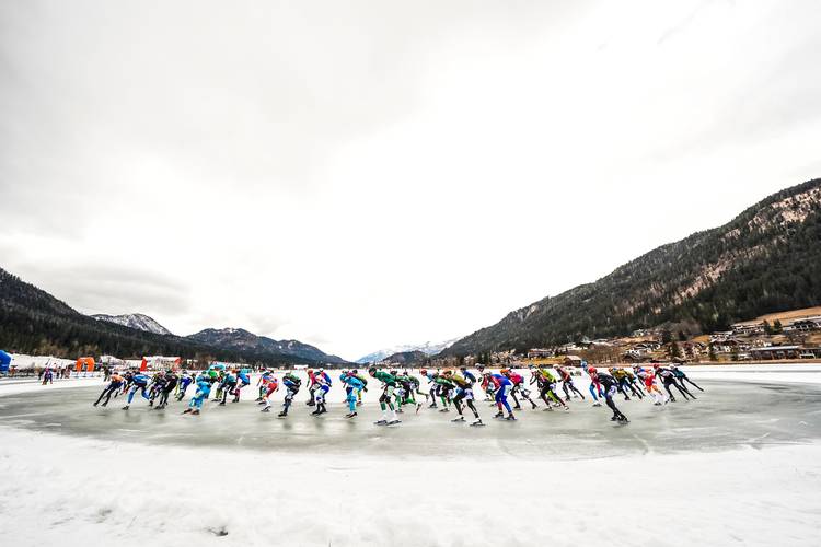 Het mannenpeloton op het dooiijs van de Weissensee