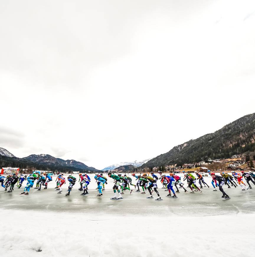 Het mannenpeloton op het dooiijs van de Weissensee