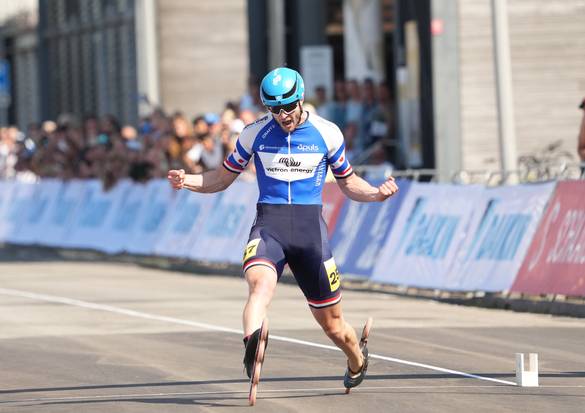 Jelmar Hempenius komt als winnaar over de finish van het NK 100 meter