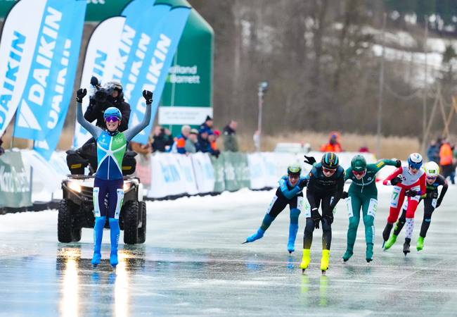 Tessa Snoek juichend over de finish