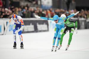 Daan Gelling komt al juichend over de finish