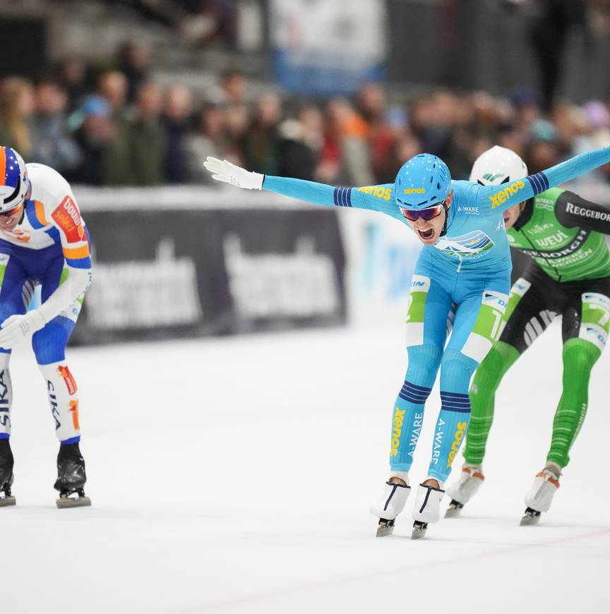 Daan Gelling komt al juichend over de finish