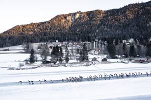 Het prachtige besneeuwde landschap bij de Weissensee