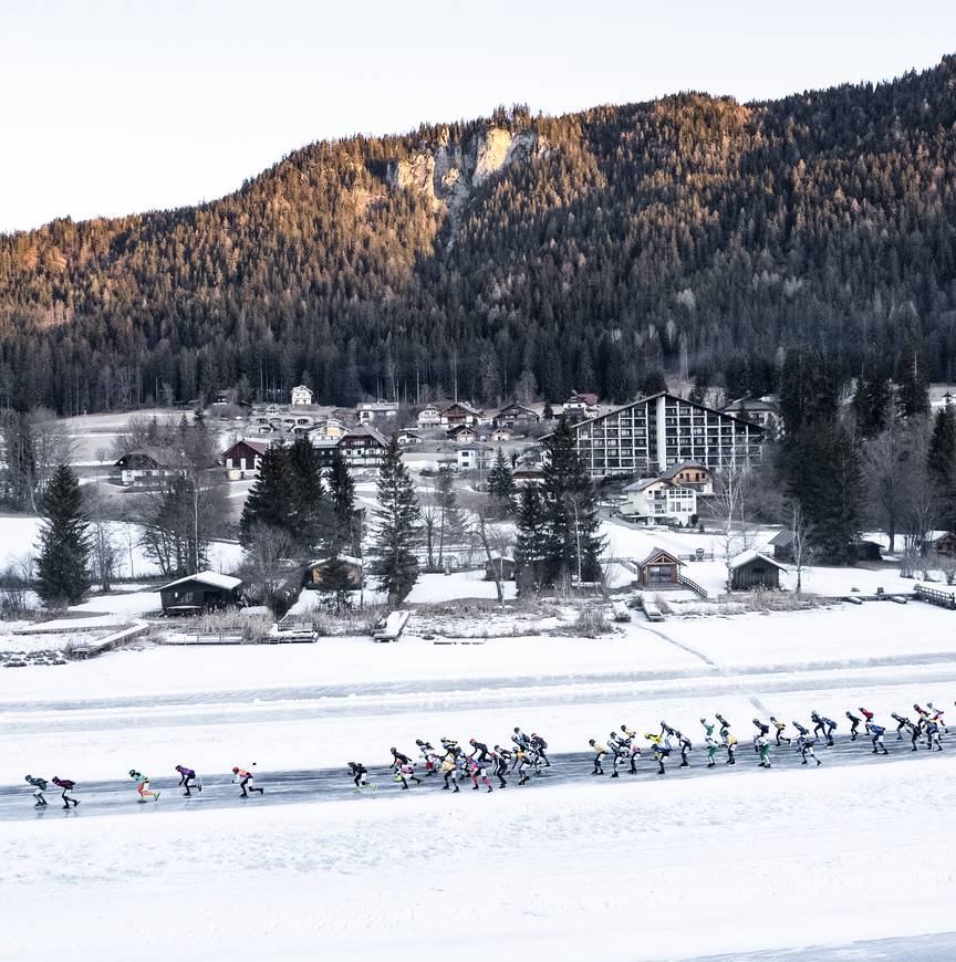 Het prachtige besneeuwde landschap bij de Weissensee