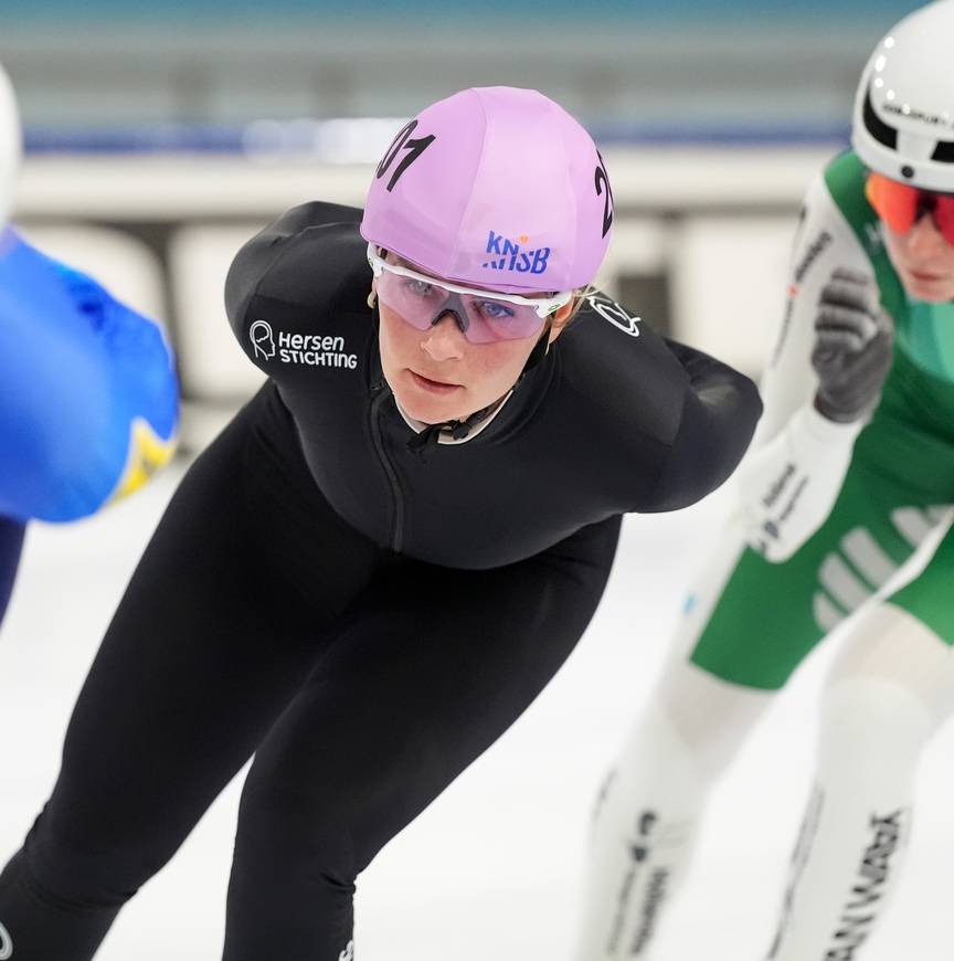 Irene Schouten verscholen in het peloton