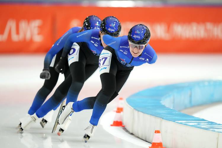 Susanne Prins rijdt op kop van het treintje van Schaatsteam Speelman