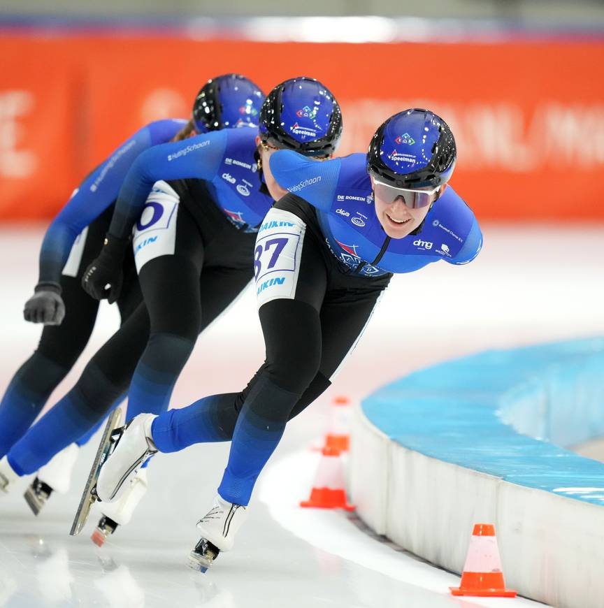 Susanne Prins rijdt op kop van het treintje van Schaatsteam Speelman