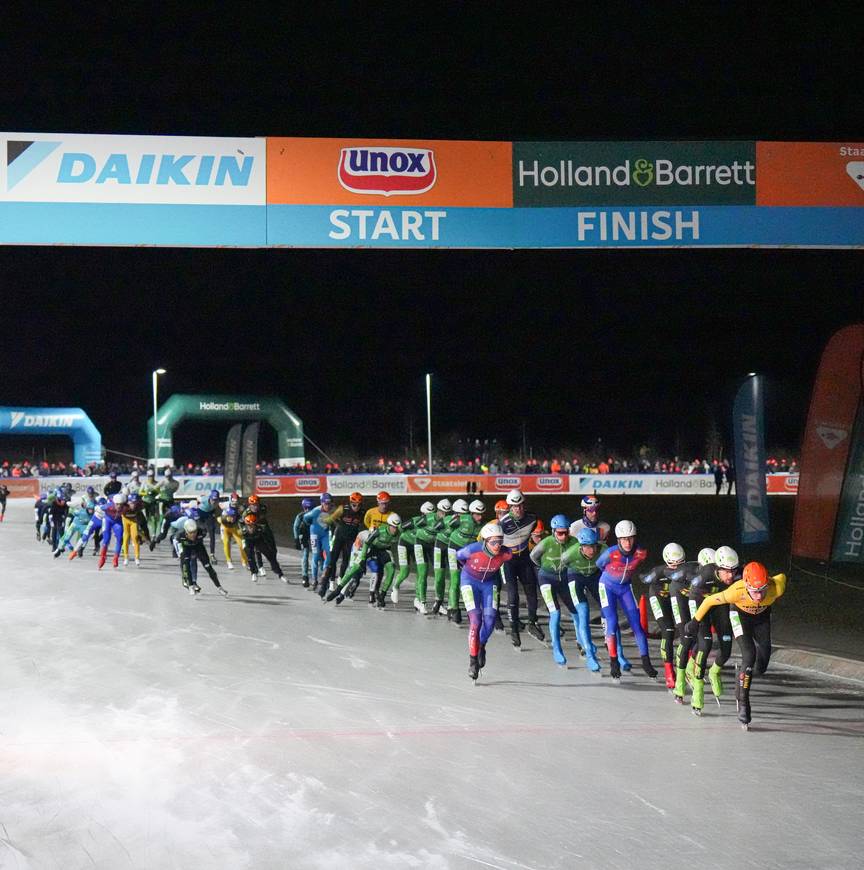 Het peloton op de ijsbaan in Winterswijk